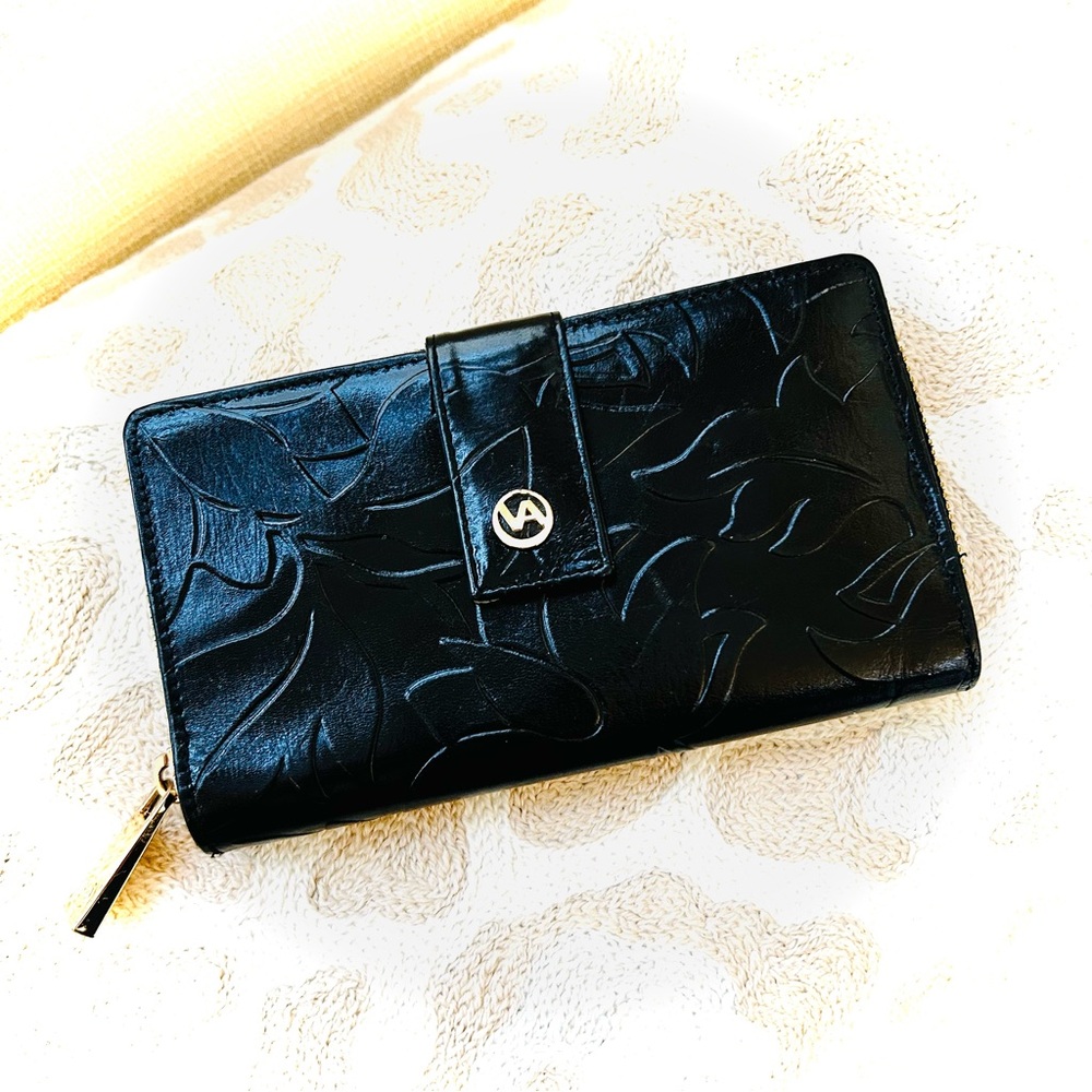 Valentina Black Women's Embossed  Leather Wallet w/Gold Tone Hardware Like New